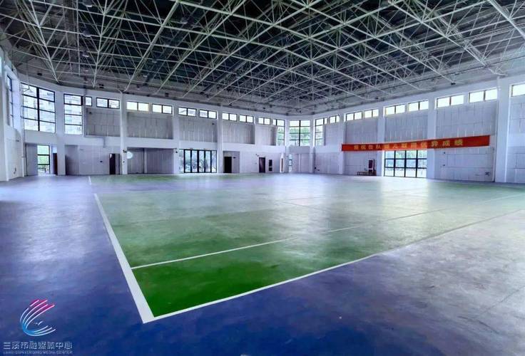 "體育館改造以后煥然一新,里面的設(shè)施,裝修,消防,照明全部進行更換